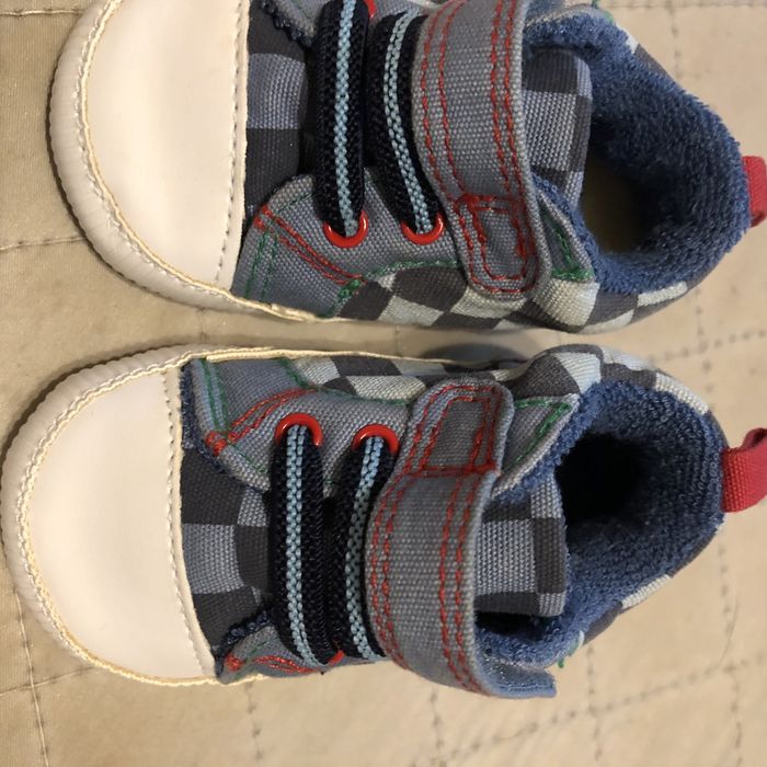 Продаются малышковые кроссовки.