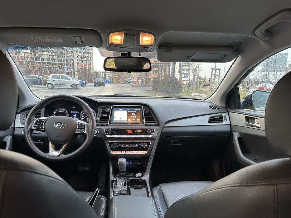 Hyundai sonata.       .