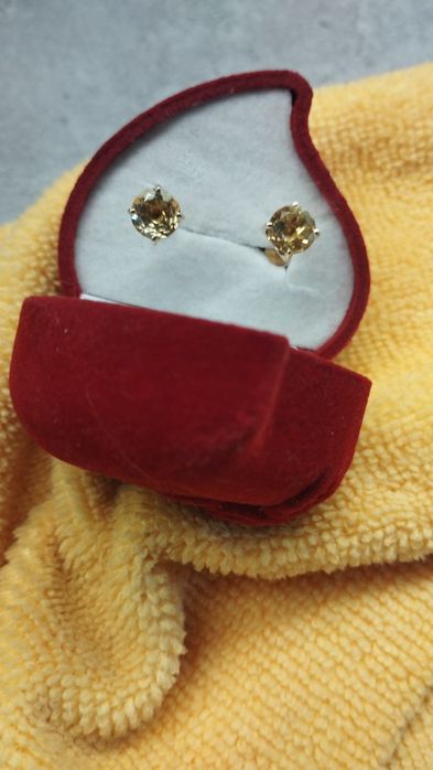 Продам золотые серьги.