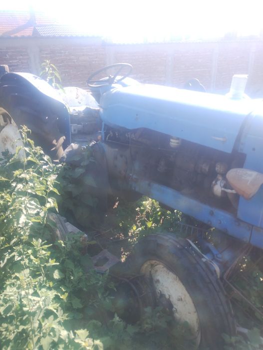 Vând tractor ebro semănătoare de păioase balotieră