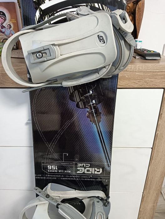 Vând placă de snowboard Ride