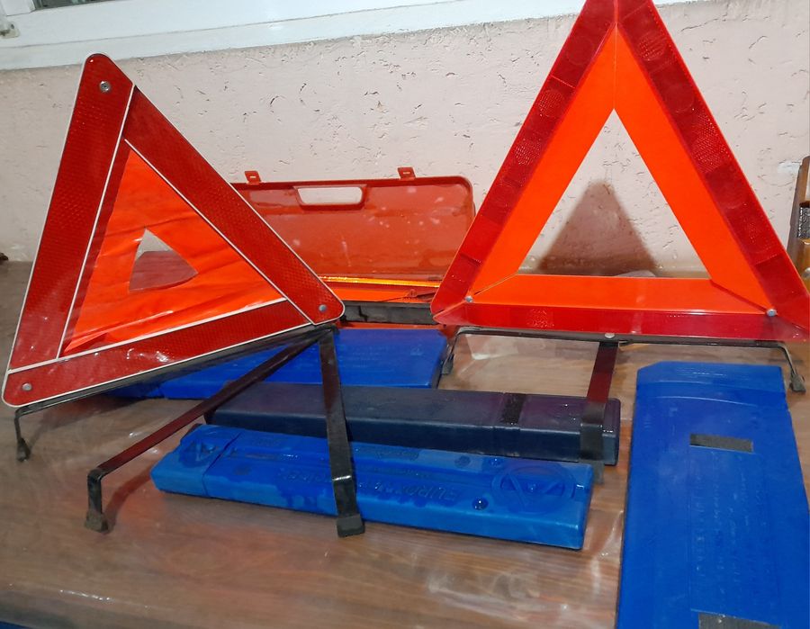 Аварийный знак и огнетушитель