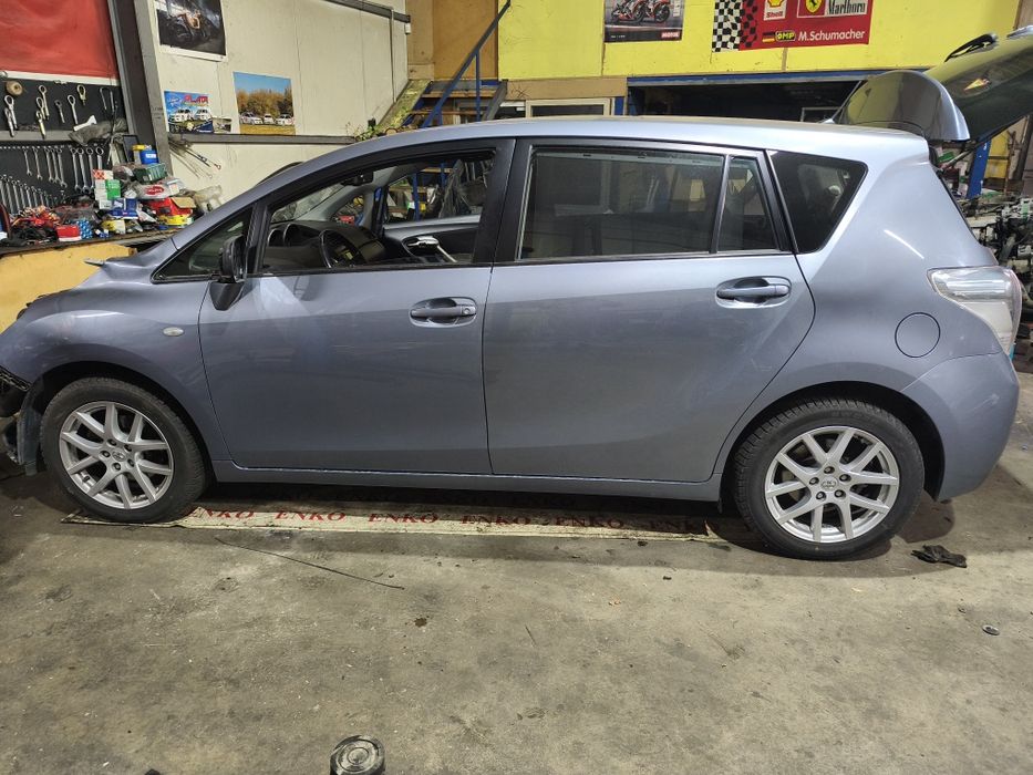 Продавам на части TOYOTA VERSO 1.8 16V 2010 г.