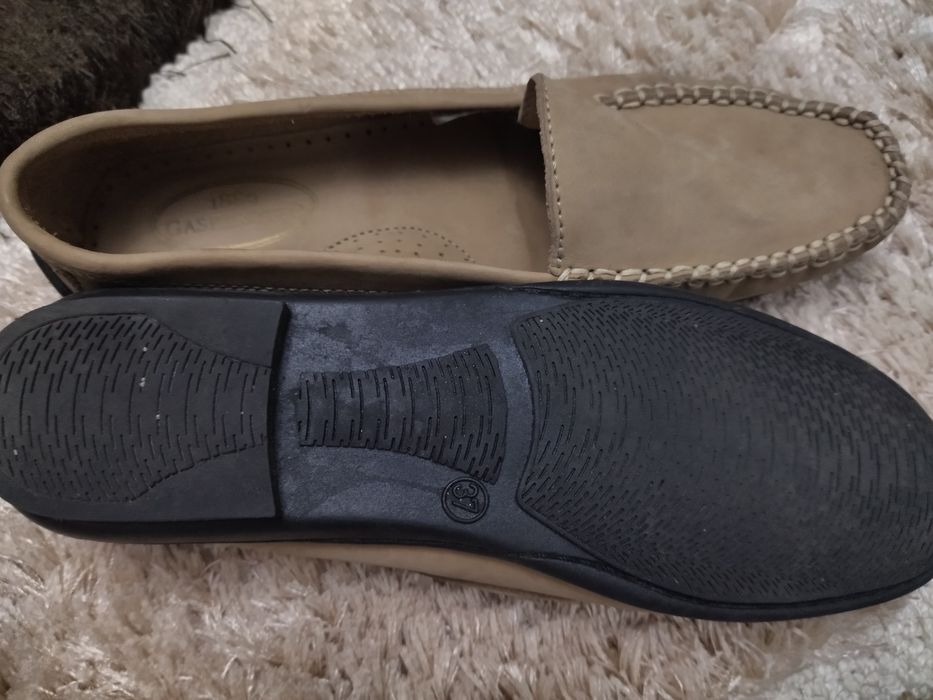 Mocasini  din piele , bej, in stare foarte buna.