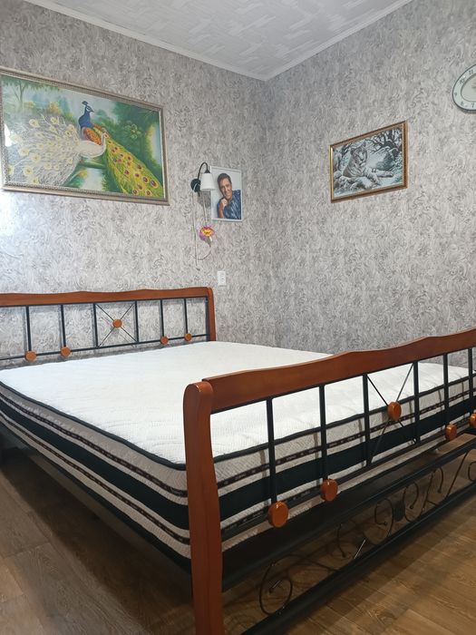 Двухспальная кровать с матрасом