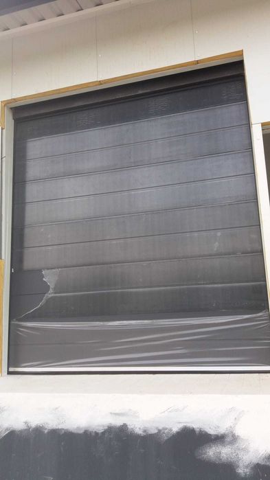 Uși DE Garaj cu hublouri