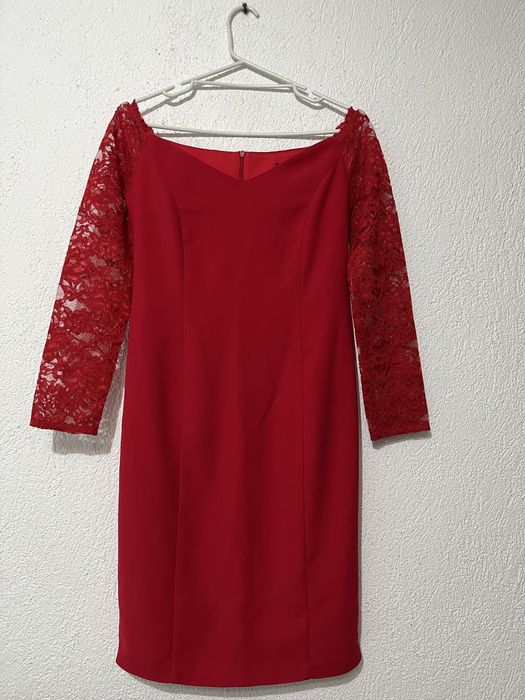 Червена рокля по тялото