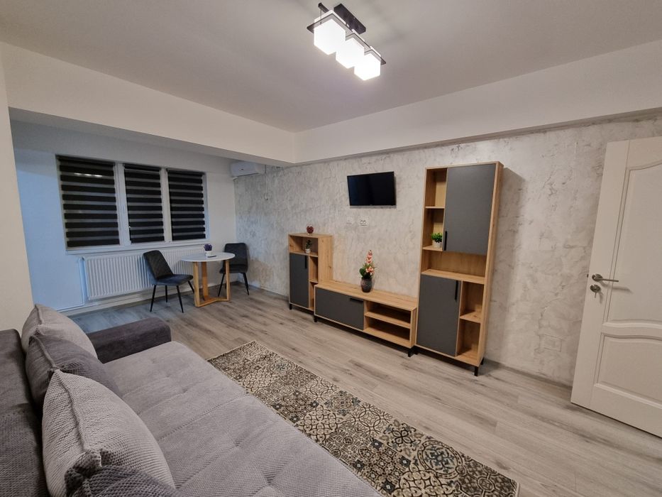 Închiriez garsonieră!