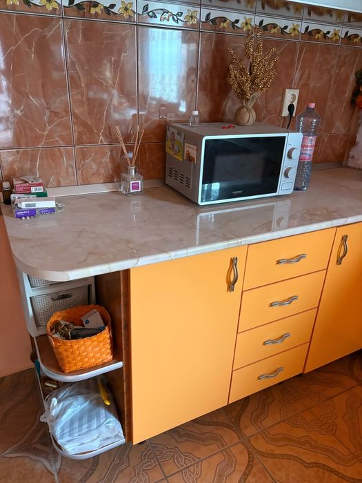 Mobila de bucatarie + masa cu 4 scaune + bar