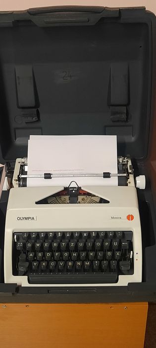 Mașină de scris Olympia Monica impecabilă