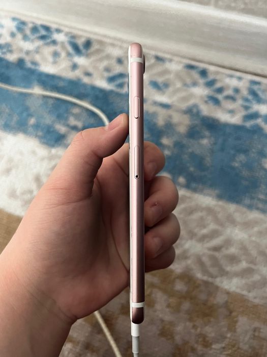 Продам Iphone 7.