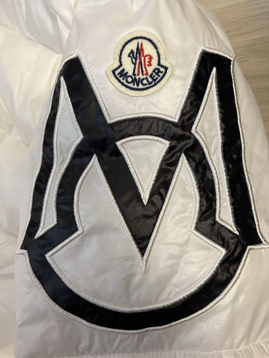 Geaca de culoare alba cu puf moncler