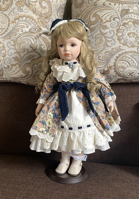 Фарфоровая кукла