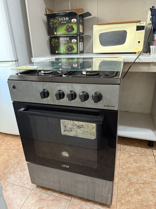 Газ плита Artel с духовка.