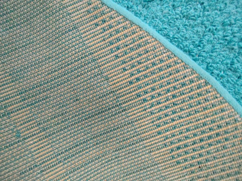 Продам голубой овальный ковер!