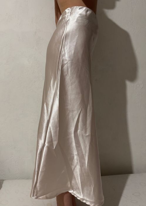 Бяла чисто нова пола