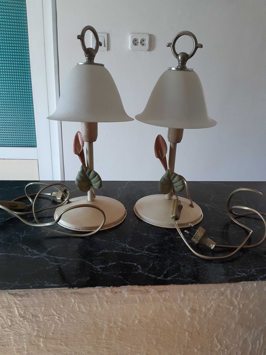 Veioze mat. neferos cu abajur sticla, functionale si cu ornamente florale