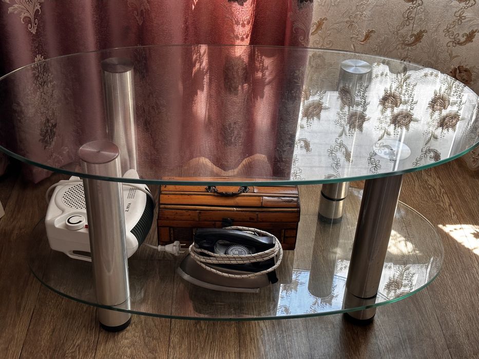 Стол стеклянный,отличного качества.