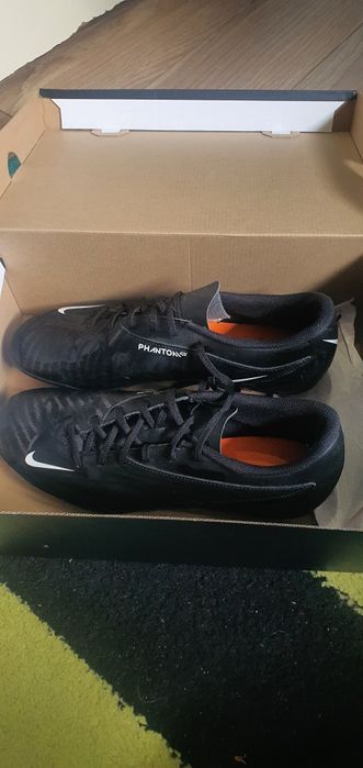 Ghete de fotbal Nike Phantom noi