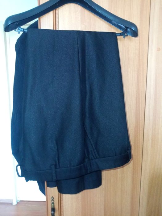 Două pardesie și un costum de vânzare.