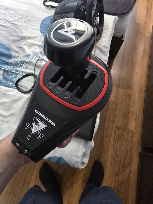 Продавам Trustmaster T300 RS