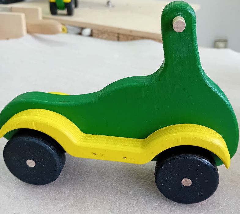 Ръчно изработени дървени играчки – моторче, камионче и булдозерче.