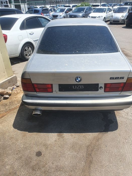 Продаю свой автомобиль бмв е34 год 1988 пробег 680000