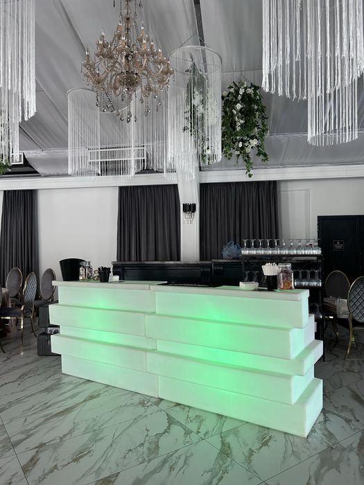 Bar mobil luminat cu mese de cocktail luminate