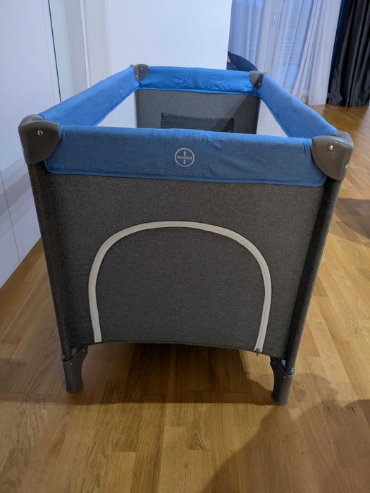 Patut de voiaj cu accesoriu pentru bebelusi