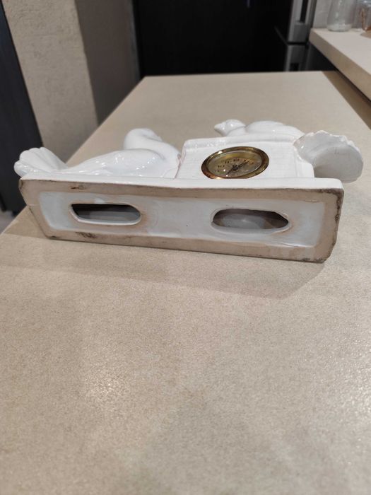 порцеланов часовник със гълъби