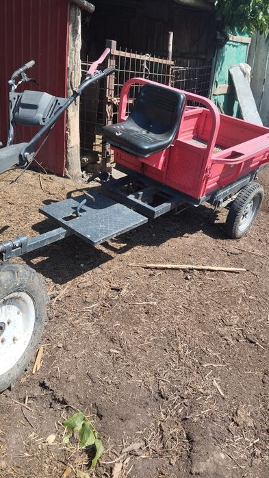 Vând motocultor de 16 cai și remorcuță