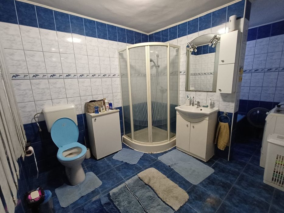 Vând casa cu etaj mobilata și utilata