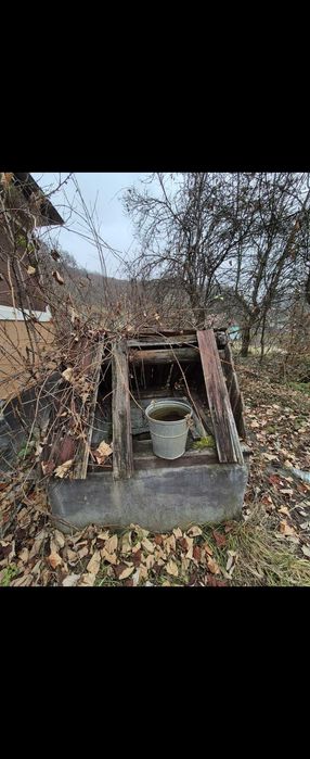 Teren 20 de ari/2000mp cu 2 case bătrânești de vanzare
