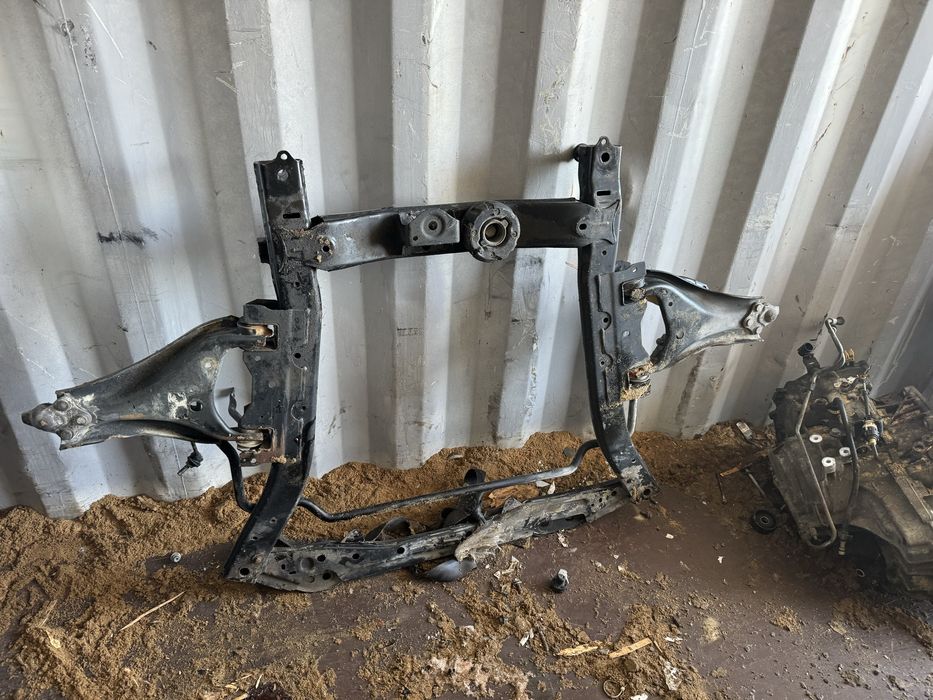 Продам передний подрамник балку на Рено Дастера