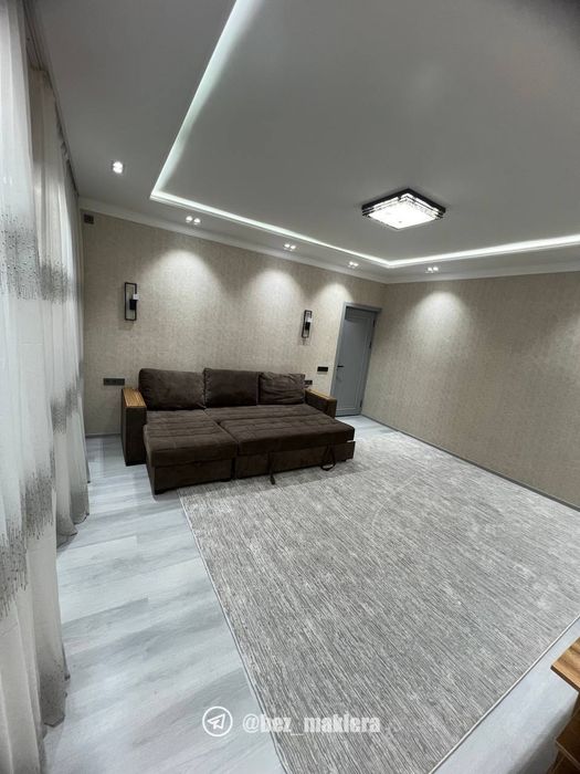 Chilonzor Gulbozori oldida