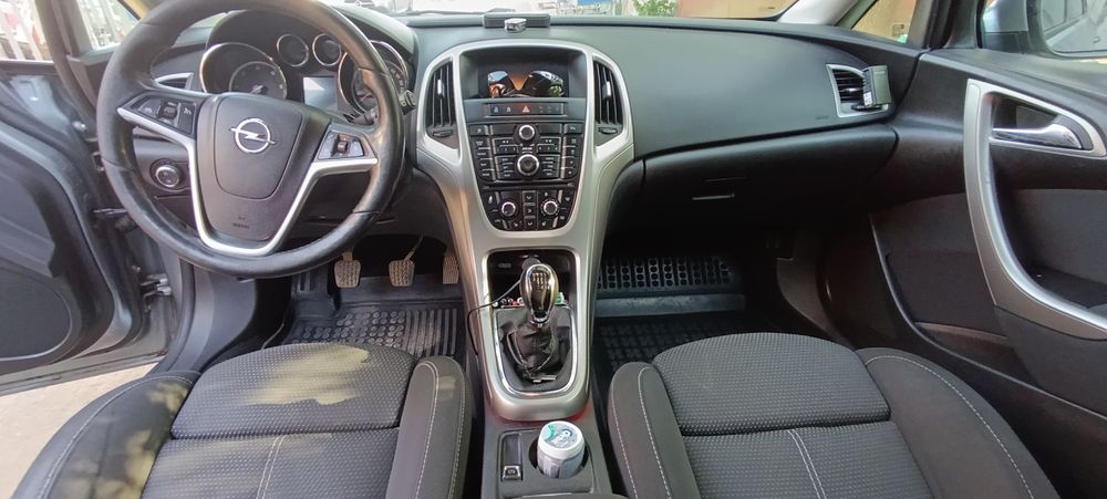 Vând Opel Astra J Sports Tourer | 2.0 CDTI | 160 CP | An 2011 | Stare foarte bună