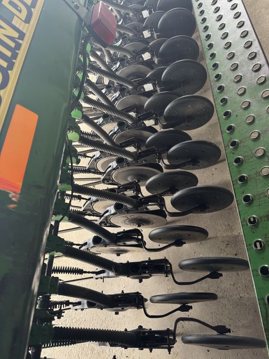 Semanatoare paioase JOHN DEERE 4,5 m buncar 1 tona