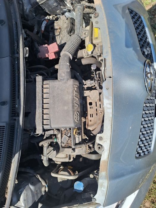 Dezmembrez toyota yaris an 2010