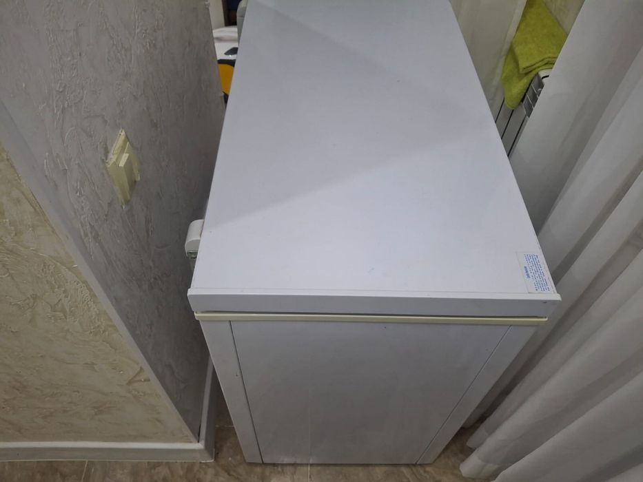 Прадаеться морозильник