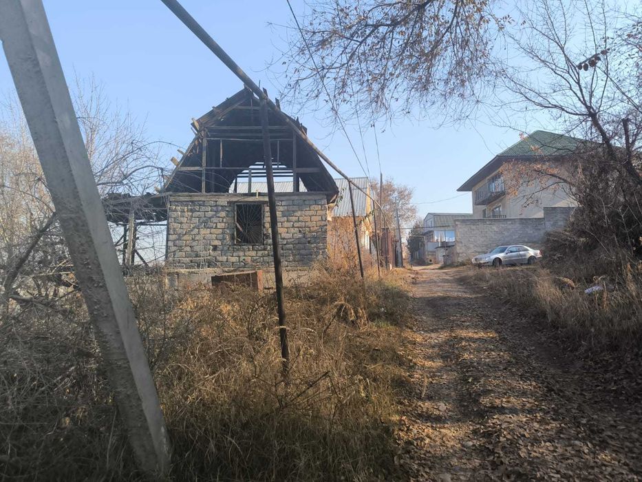 участок в Бесагаче с постройкой