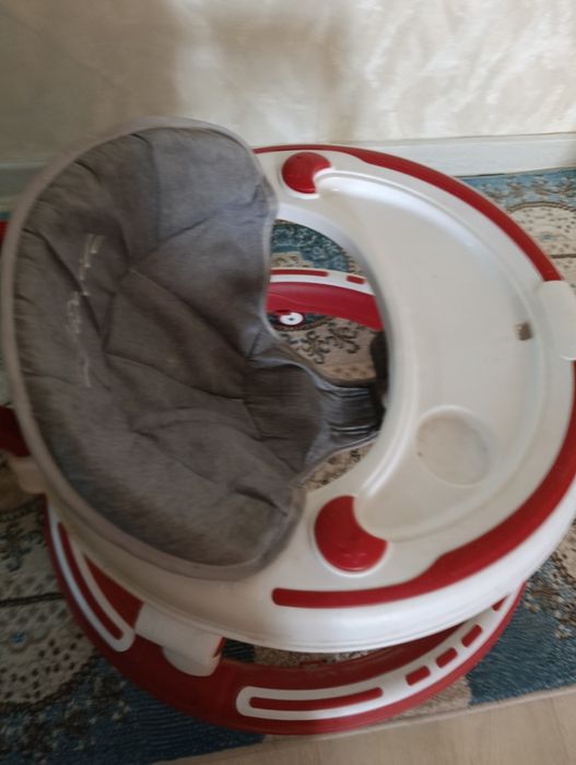 Детский ходунок красный