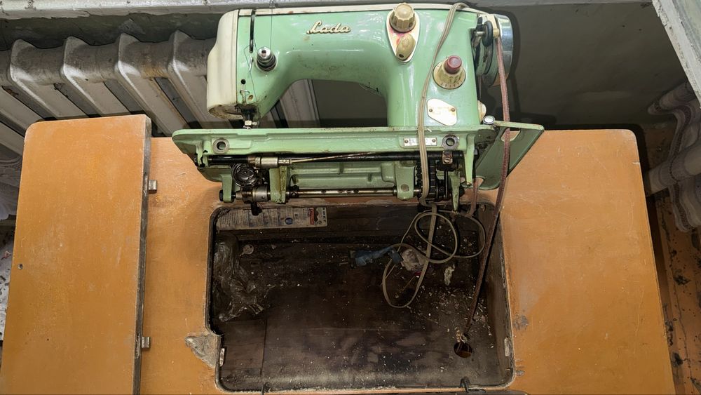 Швейная машинка со столом lada 237-1