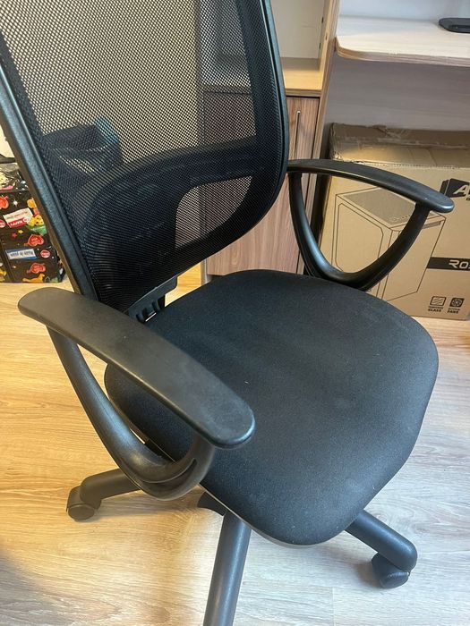 Продам столик компьютерный