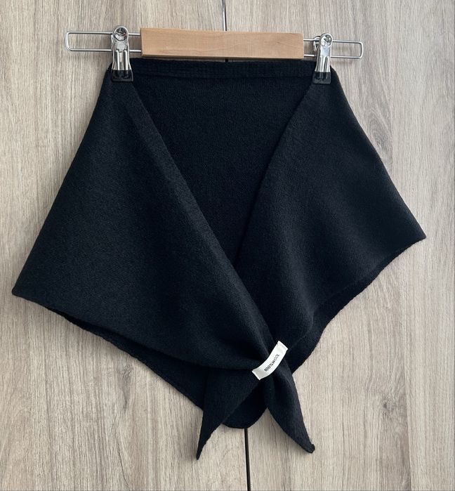 Esarfa triunghiulara, neagra, din lana 100%