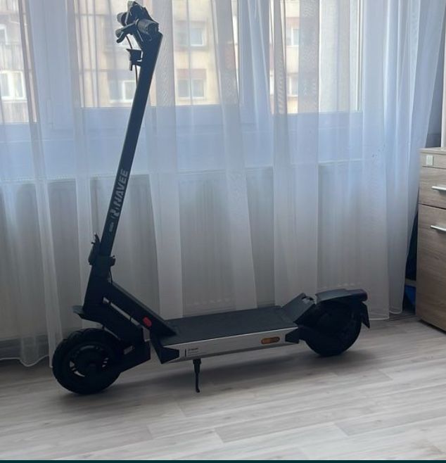 Trotineta Electrica Navee S40, Autonomie 40 km, Viteza Maxima 25 Km/h, Roti Tubeless 10 inch, Putere motor 700 W,