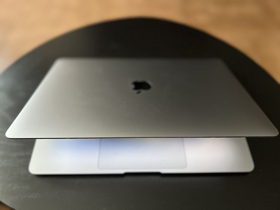 Като НОВ MacBook Air 13” 2020 M1 16GB RAM 256 SSD Space Grey