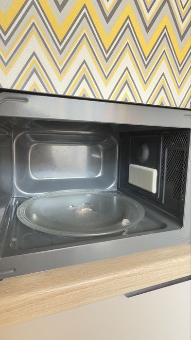 Продам микроволновую печь Midea