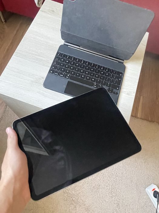 iPad Air 4 ( 2020) 64 GB + Magic Keyboard - stare foarte buna