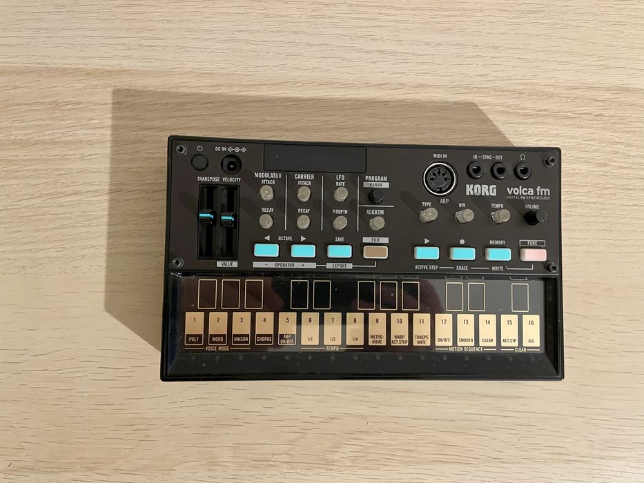 Korg Volca FM + оригинално захранване - отлично състояние