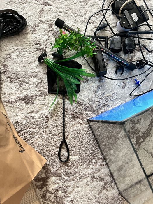 Acvariu mare complet cu 2 filtre , pompa oxigen, capac, iarba decor.